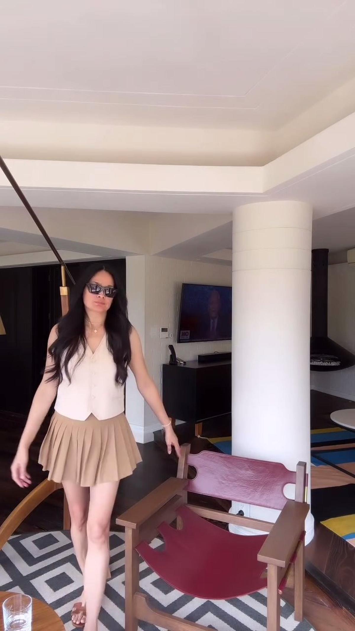 Tampil Kekinian dengan Rok Mini, 7 Potret Donna Harun yang Makin Stunning dan Slay di Usia 57 Tahun