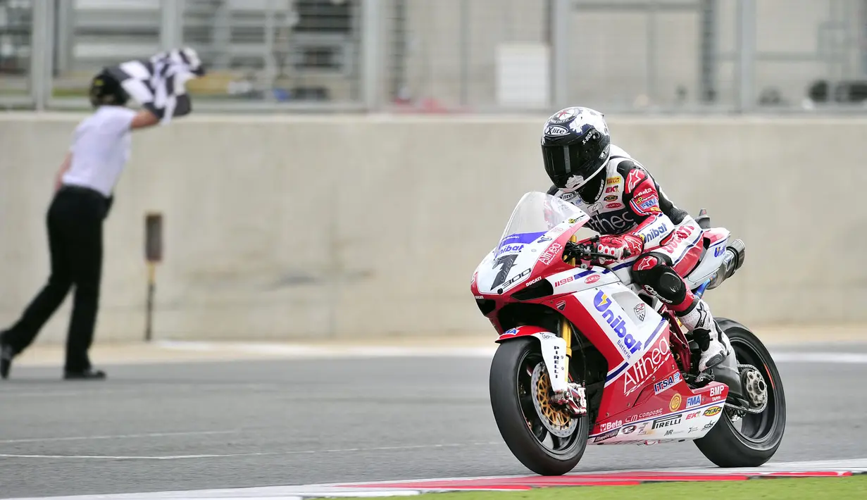 Carlos Checa meraih podium pertamanya di Moto GP pada musim 1996 di Sirkuit Catalunya, Spanyol. Karirnya di Moto Gp tak begitu bagus dan ia memilih pindah ke Superbike pada tahun 2008. Nasib berbeda dari Moto GP, ia malah menyabet gelar juara dunia pada tahun 2011. (Foto: AFP/Glyn Kirk)