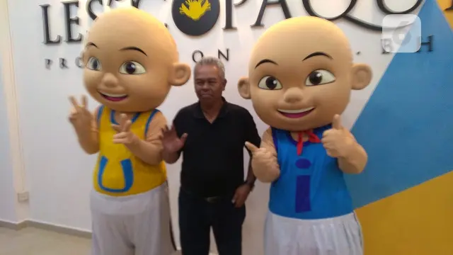 Managing Director Haji Burhanuddin, pendiri studio Les' Copaque, bersama Upin-Ipin.