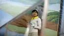  Mizuki Tanaka saat sibuk melukis gambar pemandangan Gunung Fuji di tembok suatu pemandian air panas atau sento  di pusat kota Tokyo,Jepang,  Jumat (2/10/2015). Hanya tersisa tiga orang di Jepang yang berprofesi sebagai pelukis sento. (REUTERS/Issei Kato)