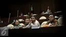 Menteri Dalam Negri Tjahjo Kumolo (kedua kiri) menjelaskan saat Rapat Dengar Pendapat (RDP) dengan Komisi II DPR RI, di Kompleks Parlemen, Jakarta, Senin (18/1). Rapat membahas Evaluasi Pilkada Serentak, Perubahan UU Politik. (Liputan6.com/Johan Tallo)