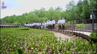 Presiden Joko Widodo atau Jokowi mengajak para pemimpin negara G20 dan tamu undangan meninjau Taman Hutan Raya (Tahura) Mangrove Ngurah Rai Bali, Rabu (16/11/2022). (Dok. Biro Pers Sekretariat Presiden)