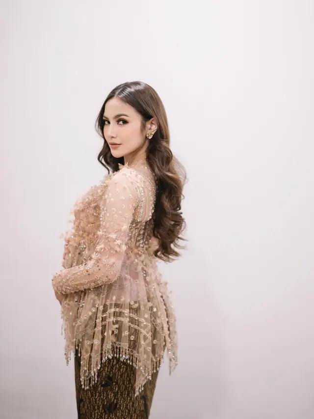 Potret Detail Kebaya Mewah Mahalini di Momen Tasyakuran 7 Bulan Kehamilan, Elegan dengan Warna Soft Mocca