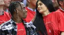 Dilansir dari HollywoodLife, Kylie Jenner tak mengerti kenapa Travis Scott masih belum melamarnya. (metro.co.uk)