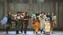 Para pemeran teater tampil dalam pertunjukan musikal Senja Teduh Pelita di Graha Bhakti Budaya, Taman Ismail Marzuki (TIM), Jakarta, Jumat (3/7/2026). Musikal ini diadaptasi dari lagu grup musik Maliq & D’Essentials yang  menceritakan tentang sekelompok anak-anak di masa depan yang berusaha membangun kembali dunia yang sudah hancur dan menyelamatkan orangtua mereka.(Kapanlagi.com/Budy Santoso)