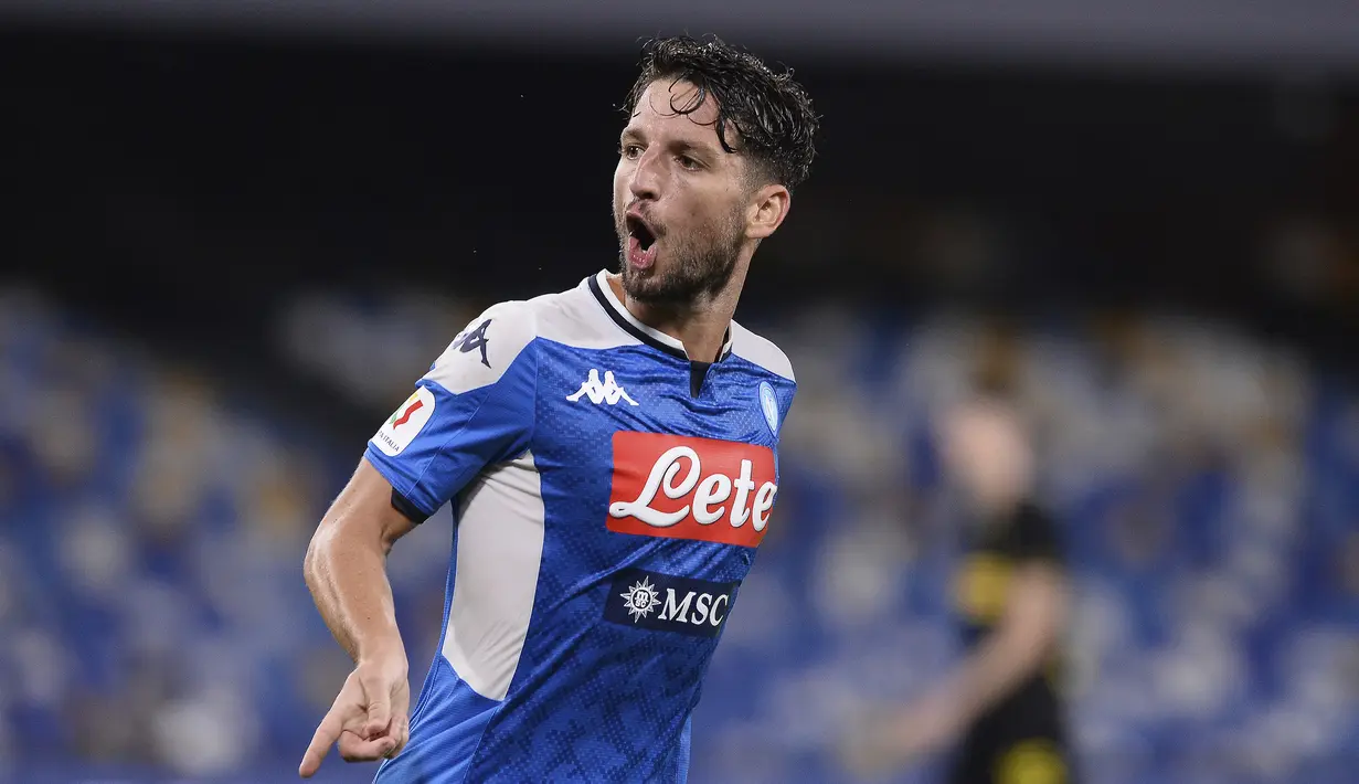 Pemain Napoli Dries Mertens melakukan selebrasi usai mencetak gol ke gawang Inter Milan pada leg kedua semifinal Coppa Italia di San Paolo Stadium, Naples, Italia, Sabtu (13/6/2020). Pertandingan berakhir 1-1, Napoli lolos ke final Coppa Italia dengan agregat 2-1. (Cafaro/LaPresse via AP)