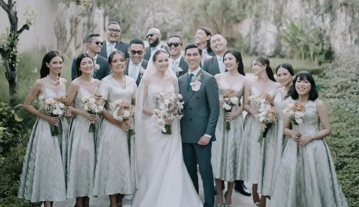 Sementara deretan bridesmaids juga tak kalah memukau dengan pilihan dress cantik. [Instagram @bobciaw]