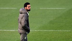 Pelatih baru Real Madrid, Alvaro Arbeloa, menghadiri sesi latihan di pusat latihan Valdebebas, Selasa (13/1/2026). (AP Photo/Manu Fernandez)
