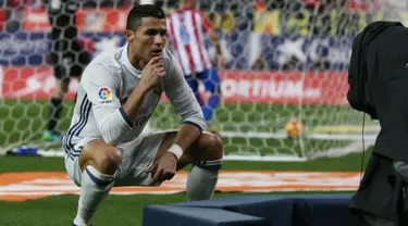 Cristiano Ronaldo menatap kamera usai mencetak gol kegawang Atletico Madrid pada Liga La Liga Spanyol di Vicente Calderon Stadium, Madrid, Spanyol, (19/11). Cetak tiga gol ke gawang Atletico, Ronaldo jadi raja derby Madrid. (Reuters/Sergio Perez)