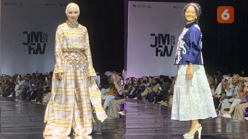 Revalina S. Temat dan Mutiara Baswedan saat jadi muse di ajang Jakarta Modest Fesyen Week (JMFW) 2024 pada Jumat malam (20/10/2023).