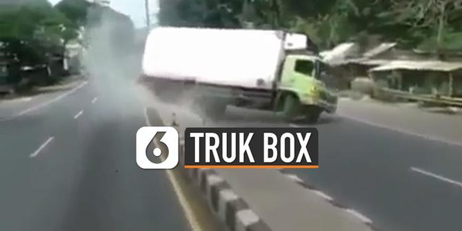 VIDEO: Viral Truk Box Berjalan Mundur Di Jalan