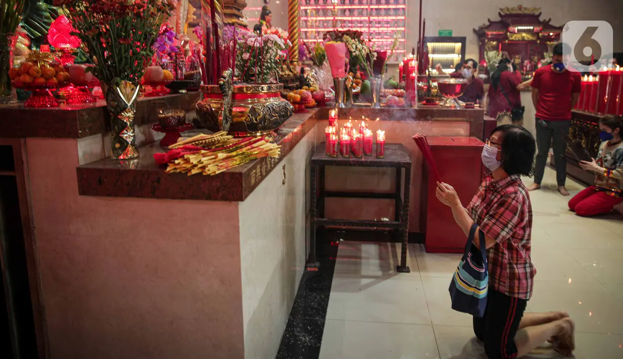 Warga Tionghoa melaksanakan sembahyang Tahun Baru Imlek 2573 Kongzili di Vihara Avalokitesvara, Tangerang Selatan, Banten, Selasa (1/2/2022). Pengelola Vihara memberlakukan pengaturan waktu dan jumlah pengunjung  dengan ketentuan protokol kesehatan Covid-19 yang berlaku. (Liputan6.com/Faizal Fanani)