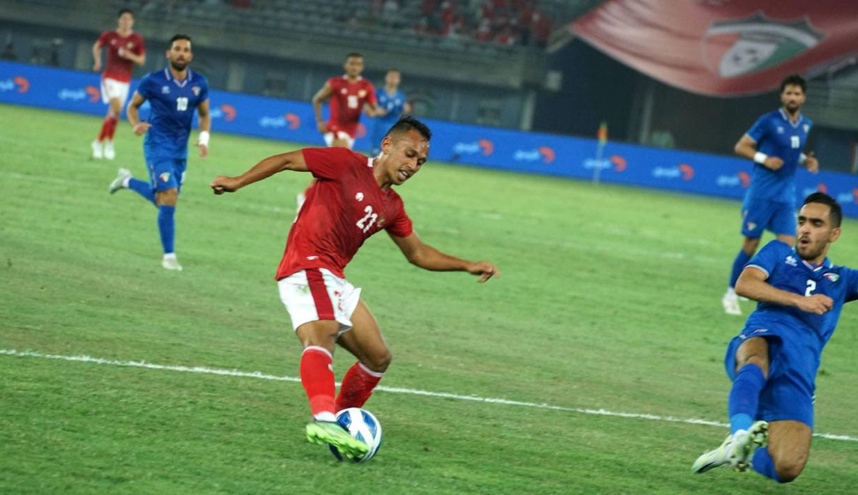 <p>Pada awal babak pertama, Timnas Indonesia masih kesulitan untuk mengembangkan serangan. Sementara itu, Kuwait mencoba untuk memegang kendali permainan dan beberapa kali menebar ancaman mematikan. Tuan rumah bahkan mampu mencetak gol terlebih dahulu pada menit ke-40 melalui tandukan Yousef Alsulaiman usai berhasil memanfaatkan umpan silang dari Bader Al Motawaa. (Dok. PSSI)</p>
