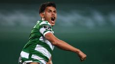 Gelandang Sporting Lisbon, Matheus Nunes melakukan selebrasi usai mencetak gol ke gawang Benfica di masa injury time dalam laga lanjutan Liga Portugal 2020/21 di Jose Avalade Stadium, Lisbon, Senin (1/2/20201). Sporting menang 1-0 atas Benfica. (AFP/Patricia De Melo Moreira)