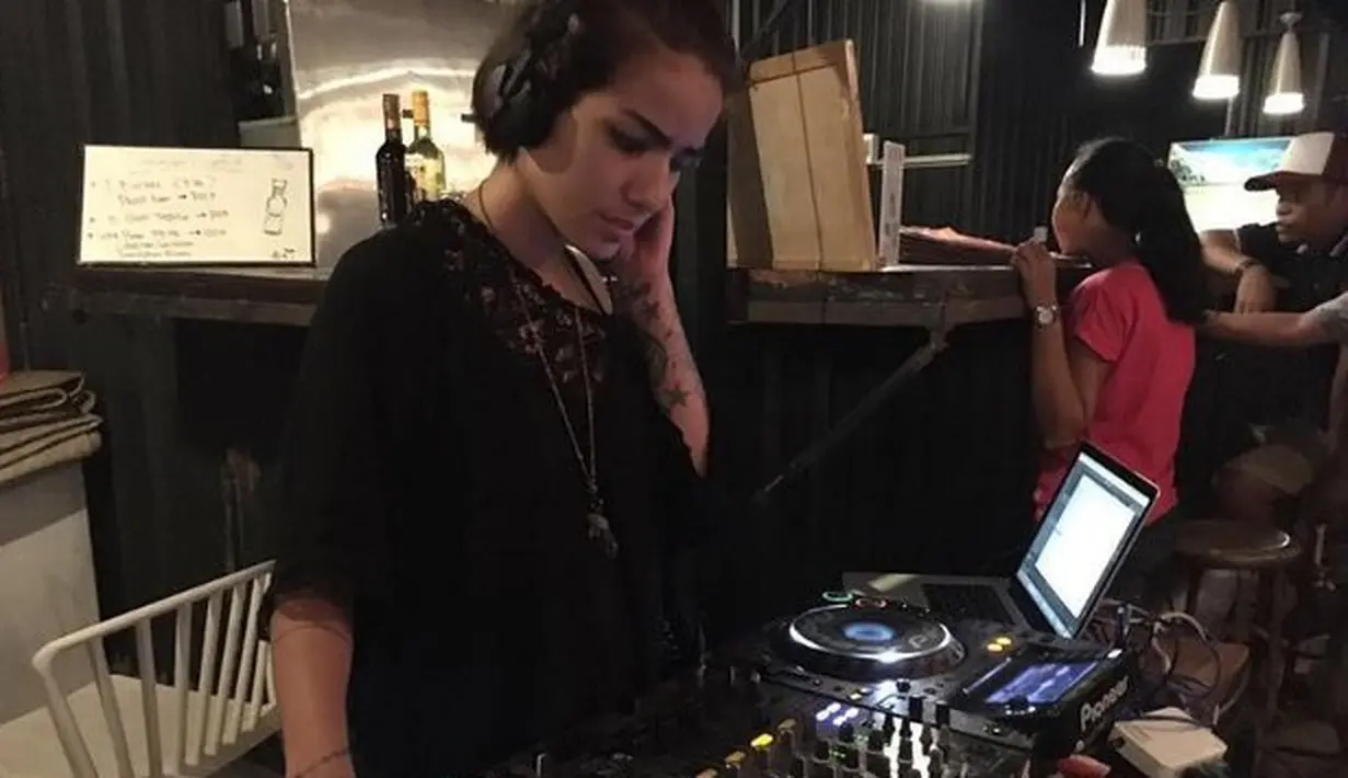 <p>Walaupun jam tidurnya berubah, akan tetapi Sheila Marcia mengaku sangat menikmati pekerjaannya. [Foto: Instagram Sheila Marcia]</p>