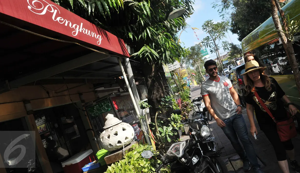 Pemeran Selim ‘Elif’, Emre Kivilcim (kiri) saat mengunjungi Bali, Selasa (25/8/2015). Usai mengisi acara puncak HUT SCTV ke-25, para bintang Elif itu melanjutkan perjalanan berliburnya ke Bali. (Liputan6.com/Herman Zakharia)