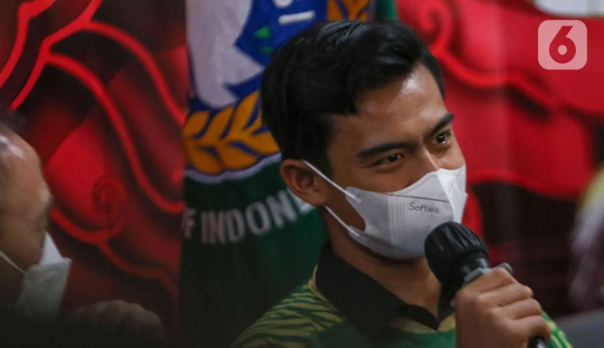 Pratama Arhan berbicara saat menghadiri jumpa pers menjelang keberangkatan menuju Jepang di kantor PSSI, Jakarta, Jumat (4/3/2022). Pratama Arhan yang sebelumnya bermain untuk PSIS Semarang resmi bergabung ke klub bola Jepang (J League), Tokyo Verdy. (Liputan6.com/Herman Zakharia)