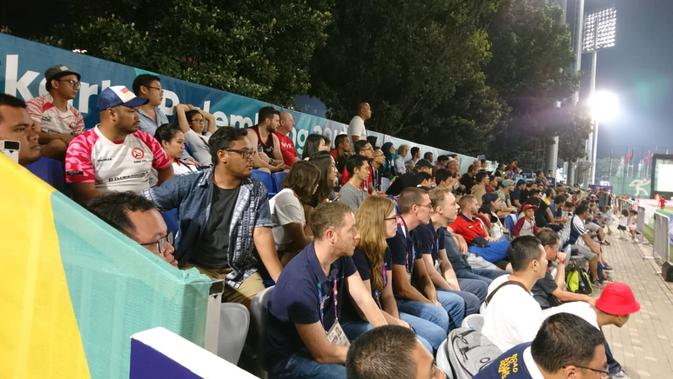 Suasana ketika sejumlah masyarkat Indonesia memadati Gelora Bung Karno Sports Complex, Jakarta, Sabtu (1/9/2018), untuk menyaksikan laga rugby Asian Games 2018. (Bola.com/Muhammad Ivan Rida)
