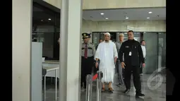 Arifin Ilham berjalan menuju pintu keluar Gedung Komisi Pemberantasan Korupsi (KPK), Jakarta, Selasa (27/1/2015). kehadiran Ustadz Arifin Ilham ke KPK sebagai agenda rutin memberikan ceramah kepada seluruh karyawan KPK. (Liputan6.com/Herman Zakharia)