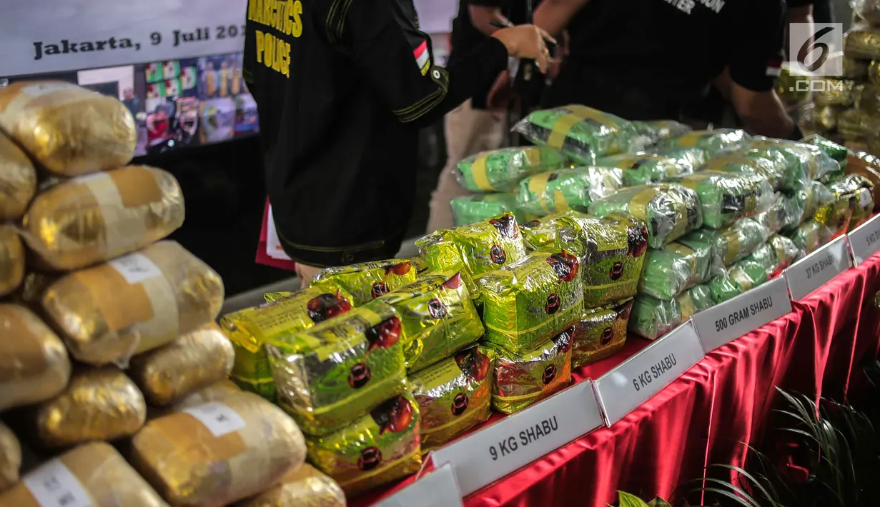 Barang bukti kasus narkoba jaringan Malaysia-Indonesia di Bareskrim Mabes Polri, Jakarta, Selasa (9/7/2019). Selama 2019, Bareskrim Polri bersama stakeholder terkait menyita 177,500 Kg sabu-sabu dan 30 ribu butir ekstasi dari sindikat Malaysia-Jakarta. (Liputan6.com/Fazail Fanani)