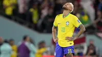 Reaksi kecewa pemain Brasil, Neymar setelah tim mereka kalah dari Kroasia saat laga perempat final Piala Dunia Qatar 2022 yang berlangsung di Education City Stadium, Al-Rayyan, Jumat (09/12/2022) waktu setempat. Brasil kalah 2-4 dari Kroasia saat babak adu penalti. (AP/Darko Bandic)