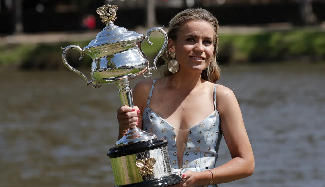 Petenis asal AS Sofia Kenin berpose dengan trofi Australia Terbuka 2020 setelah kemenangannya atas Garbine Muguruza dari Spanyol di final selama pemotretan di Sungai Yarra, Melbourne, Australia, Minggu, (2/2/2020). Kenin mengalahkan Muguruza 6-2, 6-2. (AP Photo/Lee Jin-man)