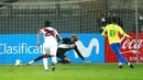 Pemain Brasil Neymar (kanan) mencetak gol ke gawang Peru pada pertandingan kualifikasi Piala Dunia 2022 di National Stadium, Lima, Peru, Selasa (13/10/2020). Brasil menang 4-2 dengan lewat hattrick dari Neymar. (Paolo Aguilar, Pool via AP)
