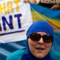 Seorang wanita mengenakan burkini ketika mengadakan demonstrasi pesta pantai di luar kedutaan Prancis di London, Inggris, Kamis (25/8). Mereka memprotes larangan burkini yang diberlakukan di beberapa kota pesisir di Prancis. (AFP PHOTO/JUSTIN Tallis)