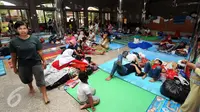 Warga Cipinang Melayu beristirahat di dalam Masjid Raya Universitas Borobudur, Jakarta, Senin (20/2). Ratusan warga Cipinang Melayu terpaksa mengungsi akibat banjir yang menggenangi pemukiman mereka. (Liputan6.com/Helmi Fithriansyah)