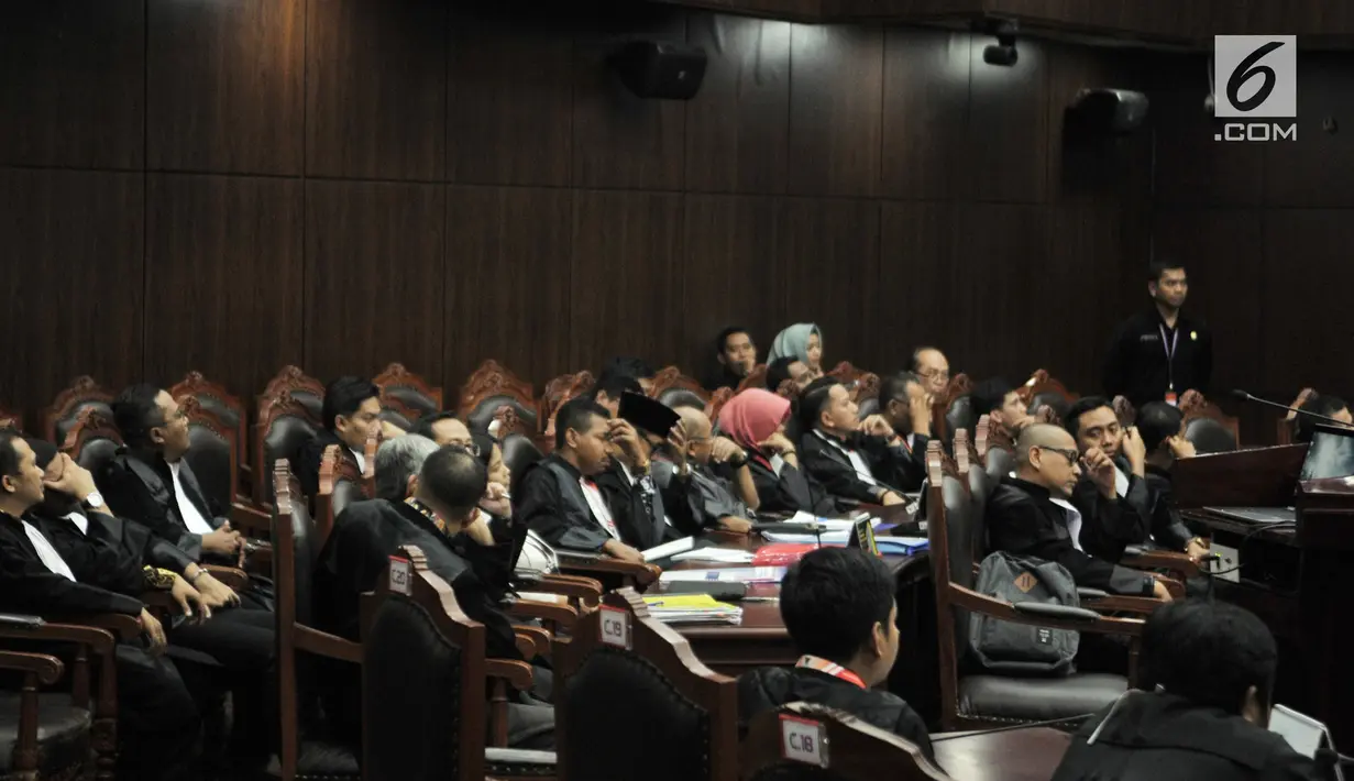 Kuasa hukum pihak pemohon saat mengikuti sidang perdana sengketa Pemilu Legislatif 2019 di Gedung Mahkamah Konstitusi (MK), Jakarta, Selasa (9/7/2019). Dari 340 permohonan gugatan Pileg 2019 hanya 260 perkara yang teregistrasi, 250 gugatan Pileg dan 10 gugatan DPD. (merdeka.com/Iqbal Nugroho)