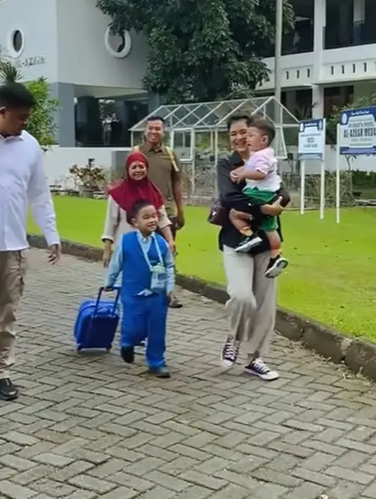 Melihat gaya busana Kahiyang Ayu saat antar anak ke sekolah (@bobbynst)