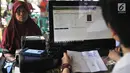 Petugas Dukcapil Jakarta Pusat menginput data warga ke dalam komputer saat Bina Kependudukan (Biduk) di Pal Putih, Kramat, Senen, Jakarta, Rabu (10/7/2019). Biduk ini digelar dalam rangka mendata warga pendatang pasca-Lebaran 2019. (merdeka.com/Iqbal Nugroho)