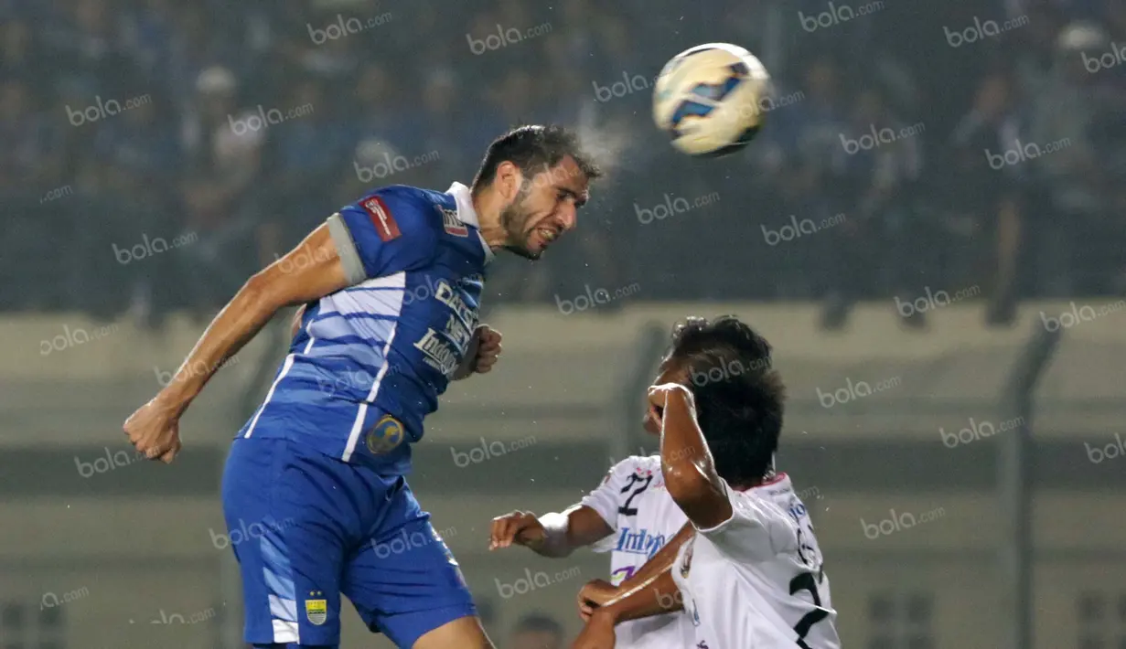 Pemain Persib Bandung Vladimir Vujovic menyundul bola ke gawang Bali United pada laga semifinal Torabika Bhayangkara Cup 2016 di Stadion Si Jalak Harupat, Bandung, Rabu (30/3/2016). (Bola.com/NIcklas Hanoatubun)