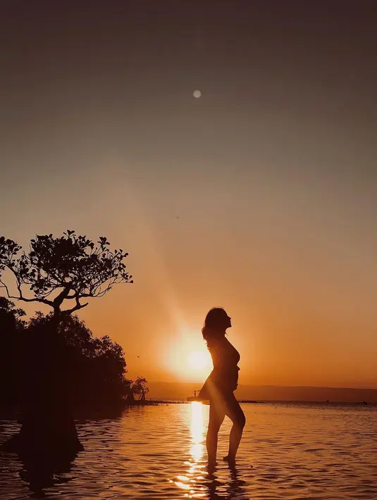 Dalam postingan ini, Mutia Ayu tampak sempurna. Dengan latar belakang pohon yang disinari matahari senja nan indah. (Liputan6.com/IG/@mutia_ayuu)