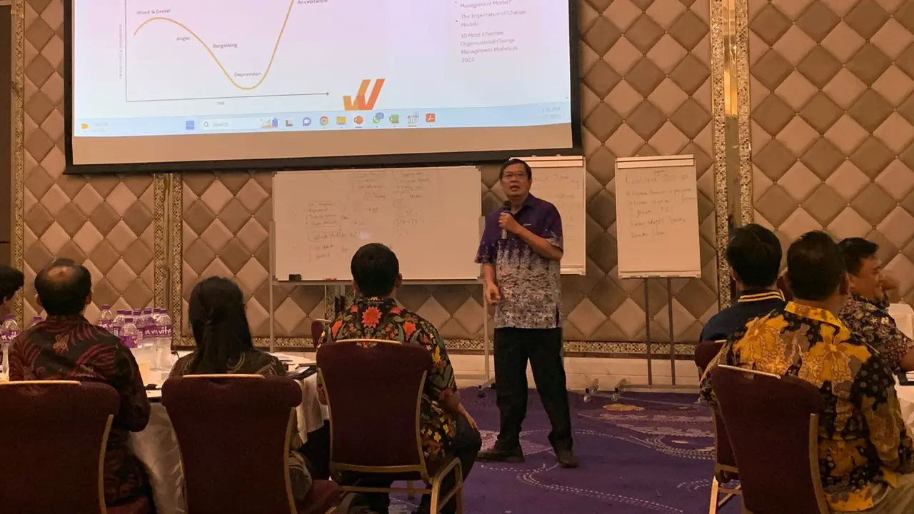 Rektor Binus University Prof. Harjanto Prabowo dalam pemaparannya pada program School Executive Excursion (SEE) 2023 yang diadakan di Hong Kong, 15-19 Juli 2023. (Liputan6.com/Benedikta Miranti)