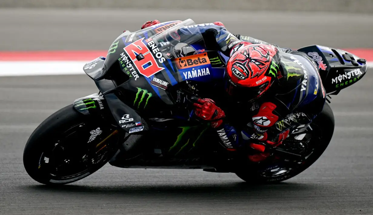 Menilik jalannya laga, Luca Marini sejatinya mendapat privilese start menyusul keberhasilannya merebut pole position saat kualifikasi. Akan tetapi, Jorge Martin yang menjadi juara sprint race langsung menebar ancaman dengan menyodok ke urutan teratas ketika balapan baru memasuki lap-lap awal. (SONNY TUMBELAKA/AFP)