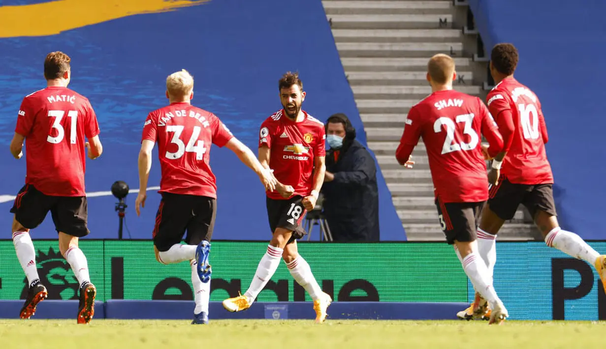 Para pemain Manchester United merayakan gol yang dicetak oleh Bruno Fernandes ke gawang Brighton Hove Albion pada laga Liga Inggris, Sabtu (26/9/2020). Setan Merah menang dengan skor 3-2. (John Sibley/Pool via AP)