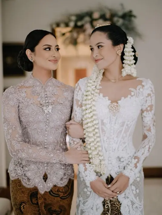Menghantar sang kakak ke meja akad, Amanda memadukan kebaya ini dengan kain batik berwarna cokelat. (instagram/akhairunnisa)