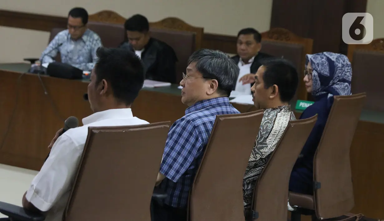 Presiden Direktur PT Angkasa Pura (AP) II, Muhammad Awaluddin (kedua kanan) saat menjadi saksi pada sidang lanjutan dugaan suap pengadaan Baggage Handling System (BHS) dengan terdakwa Andi Taswin Nur di Pengadilan Tipikor, Jakarta, Senin (18/11/2019). (Liputan6.com/Helmi Fithriansyah)