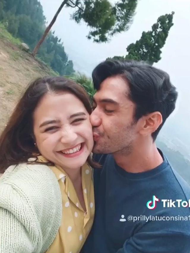 Berperan Suami Istri Ini 6 Momen Manis Prilly Latuconsina Dan Reza Rahadian Hot Liputan6 Com