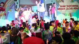 Sejumlah anak-anak mengikuti instruktur saat Festival Anak Jujur 2016 di Jakarta, Rabu (31/8). Anak-anak yang berusia 5-12 tahun itu mengikuti Festival Anak Jujur yang digelar KPK dari 31 Agustus dan 1 Juli. (Liputan6.com/Faizal Fanani)