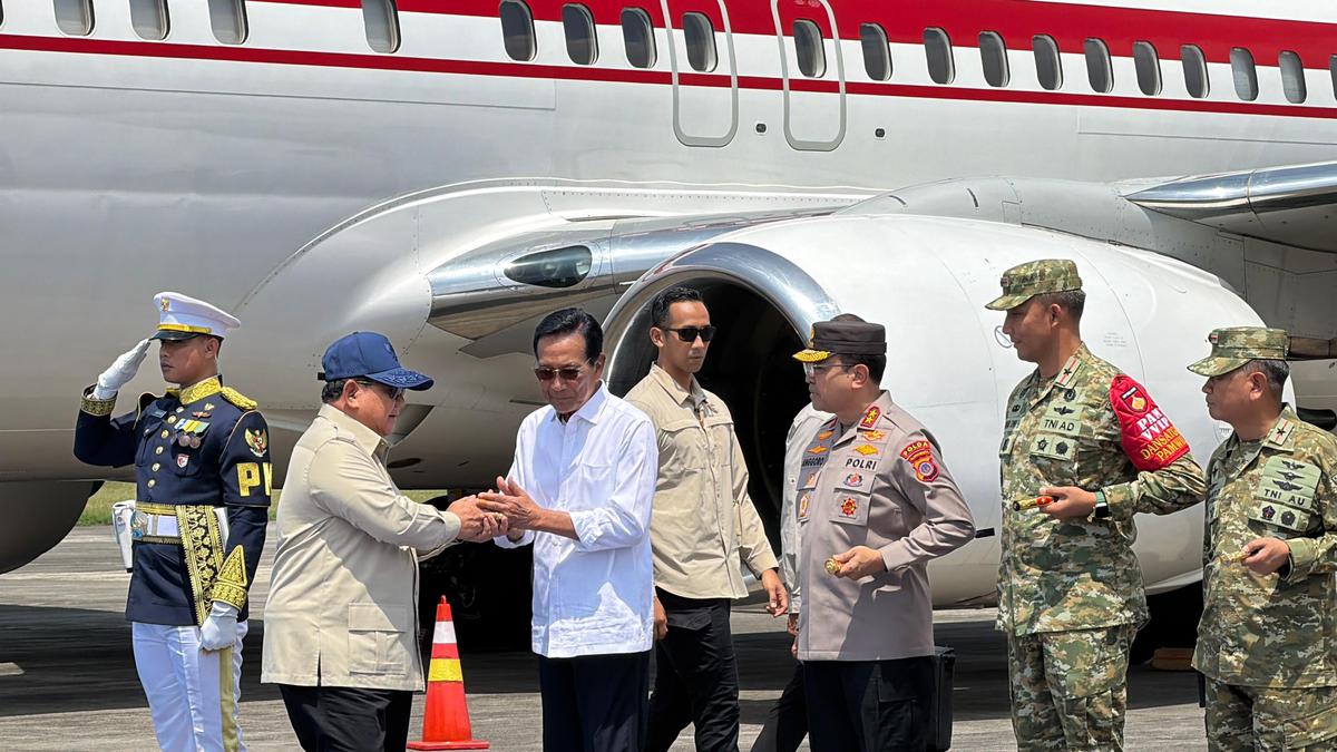 Momen hangat — Presiden Prabowo memberikan topi bertuliskan RI-1 kepada Sultan HB X. Gestur sederhana yang menyimpan keakraban dua tokoh besar bangsa.