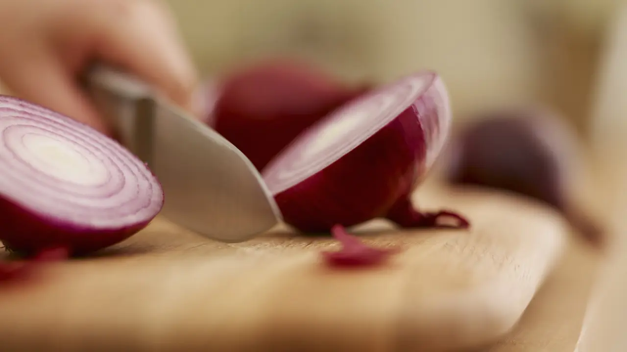 Cacahan bawang merah mentah. (Huffington Post)