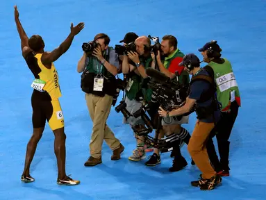 Sejumlah awak media saat mengabadikan selebrasi pelari asal Jamaica, Usain Bolt usai memenangkan medali emas kategori sprint 100 meter di Olimpiade 2016 di Rio de Janeiro, Brasil, (15/8). (REUTERS/Dominic Ebenbichler)