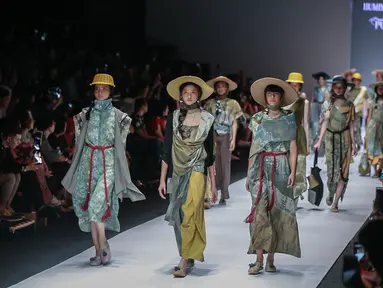 Model memperagakan busana rancangan HUMBANG SHIBORI x PURANA saat Jakarta Fashion Week (JFW) 2019 di Senayan City, Jakarta, Kamis (25/10). HUMBANG SHIBORI x PURANA mengangkat tenun ikat tradisional Humbang Shibori. (Liputan6.com/Faizal Fanani)