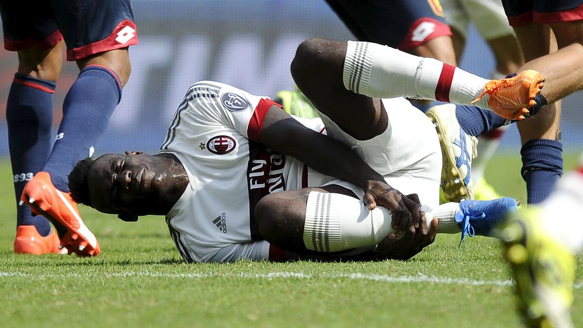 7 Sepatu Unik Para Pemain Sepak Bola