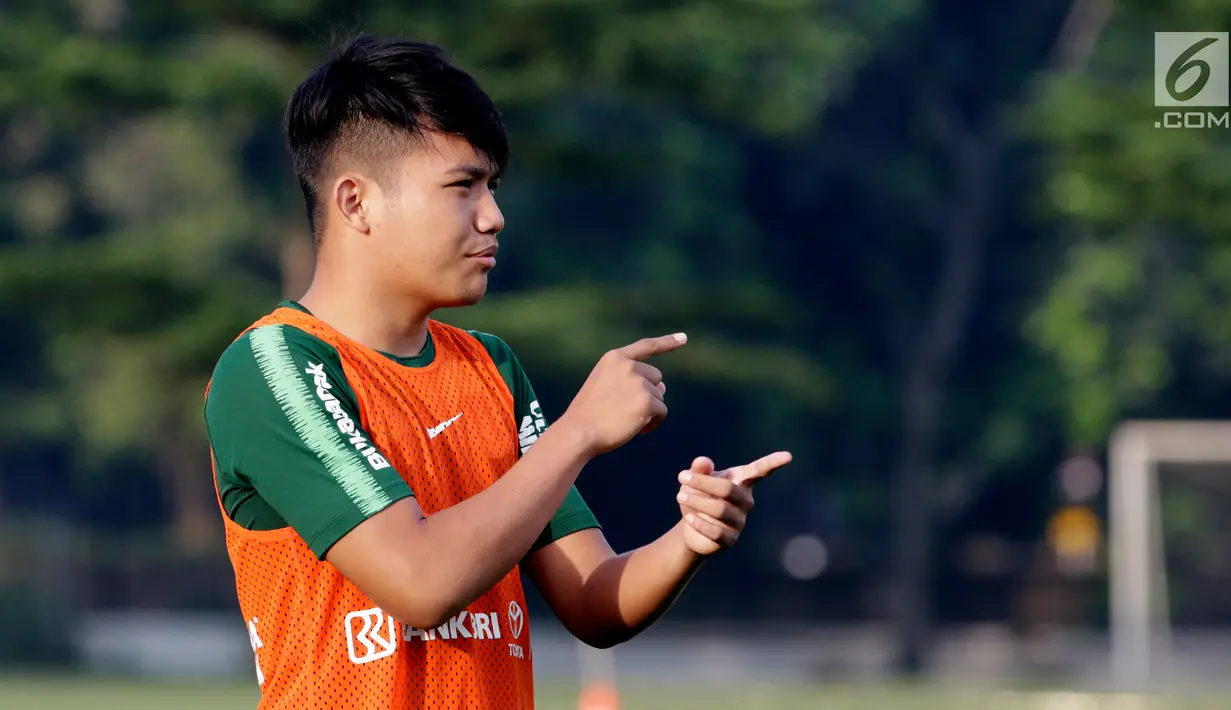 Pemain Timnas Indonesia U-22, Witan Sulaeman, saat latihan di Lapangan ABC, Senayan, Jakarta, Jumat (11/1). Latihan sekaligus seleksi pemain ini untuk persiapan turnamen Piala AFF U-22. (Bola.com/M Iqbal Ichsan)