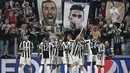 Para pemain Juventus merayakan gol Mario Mandzukic bersama suporter pada laga grup D Liga Champions di Allianz stadium, Turin, (27/9/2017). Juventus menang 2-0. (AFP/Miguel Medina)