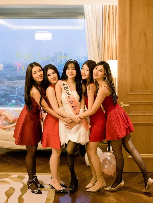 Bisa jadi inspirasi tampilan bridal shower kamu bersama sahabat. Bagaimana menurutmu, Sahabat FIMELA? [@flawlesspic].