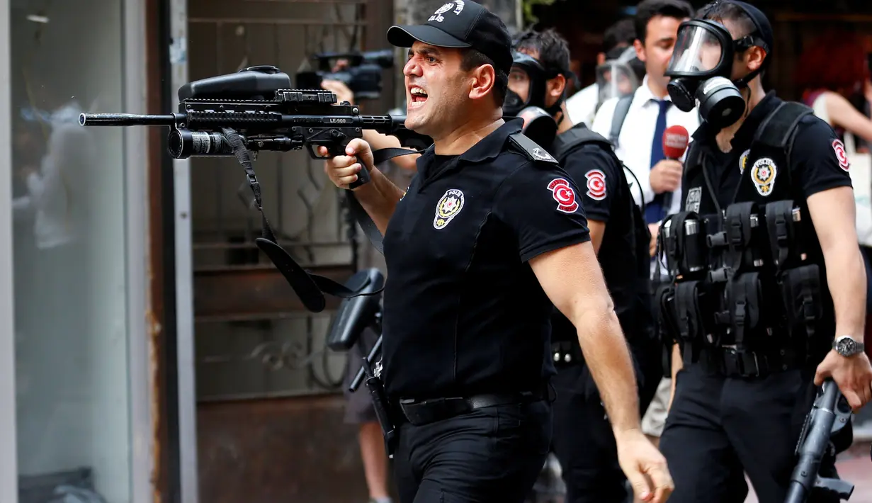 Polisi anti huru-hara menggunakan peluru karet untuk membubarkan aktivis LGBT ketika mencoba melancarkan pawai tahunan LGBTI, di Istanbul, Minggu (26/6). Pemerintah Turki telah mengeluarkan larangan menggelar pawai tahunan LGBTI. (REUTERS/Murad Sezer)